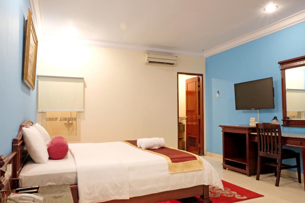 3 Putra Bi Executive Hotel Giacarta Esterno foto