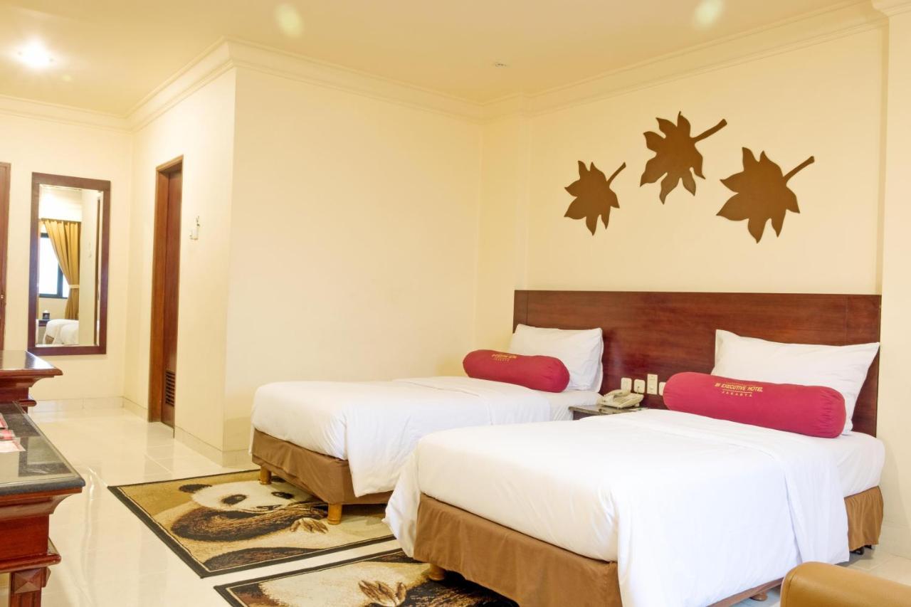 3 Putra Bi Executive Hotel Giacarta Esterno foto