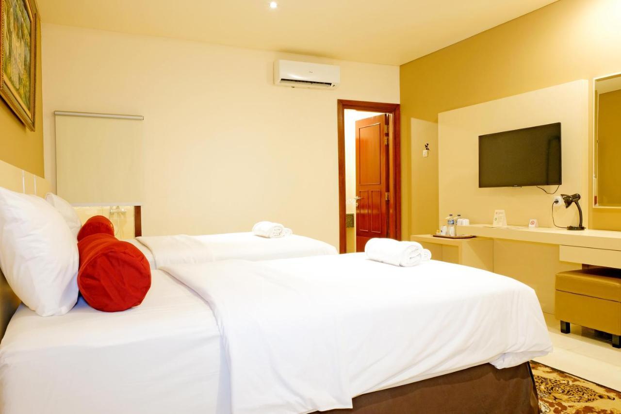 3 Putra Bi Executive Hotel Giacarta Esterno foto