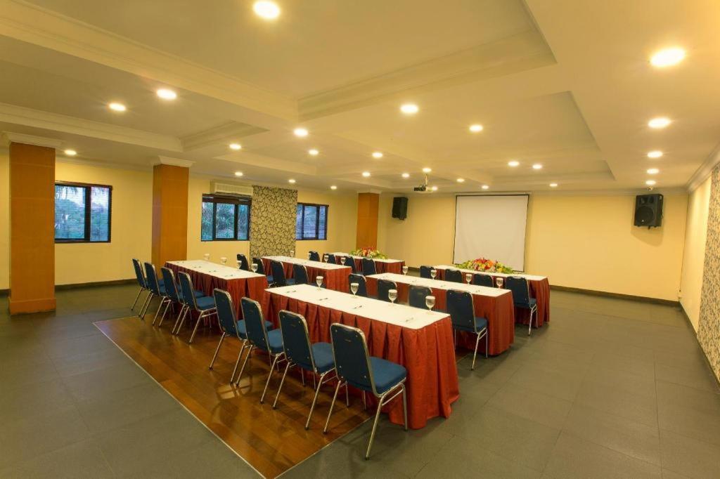 3 Putra Bi Executive Hotel Giacarta Esterno foto