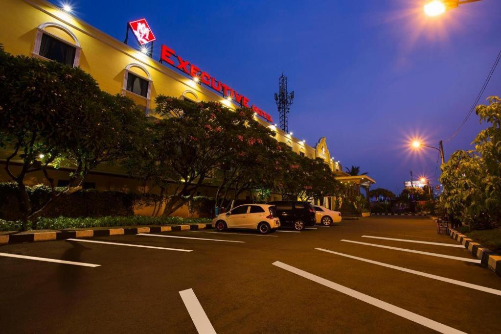 3 Putra Bi Executive Hotel Giacarta Esterno foto